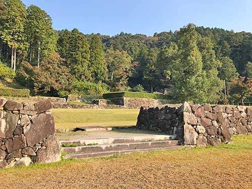 Autumn foliage around the Azuchi Castle ruins