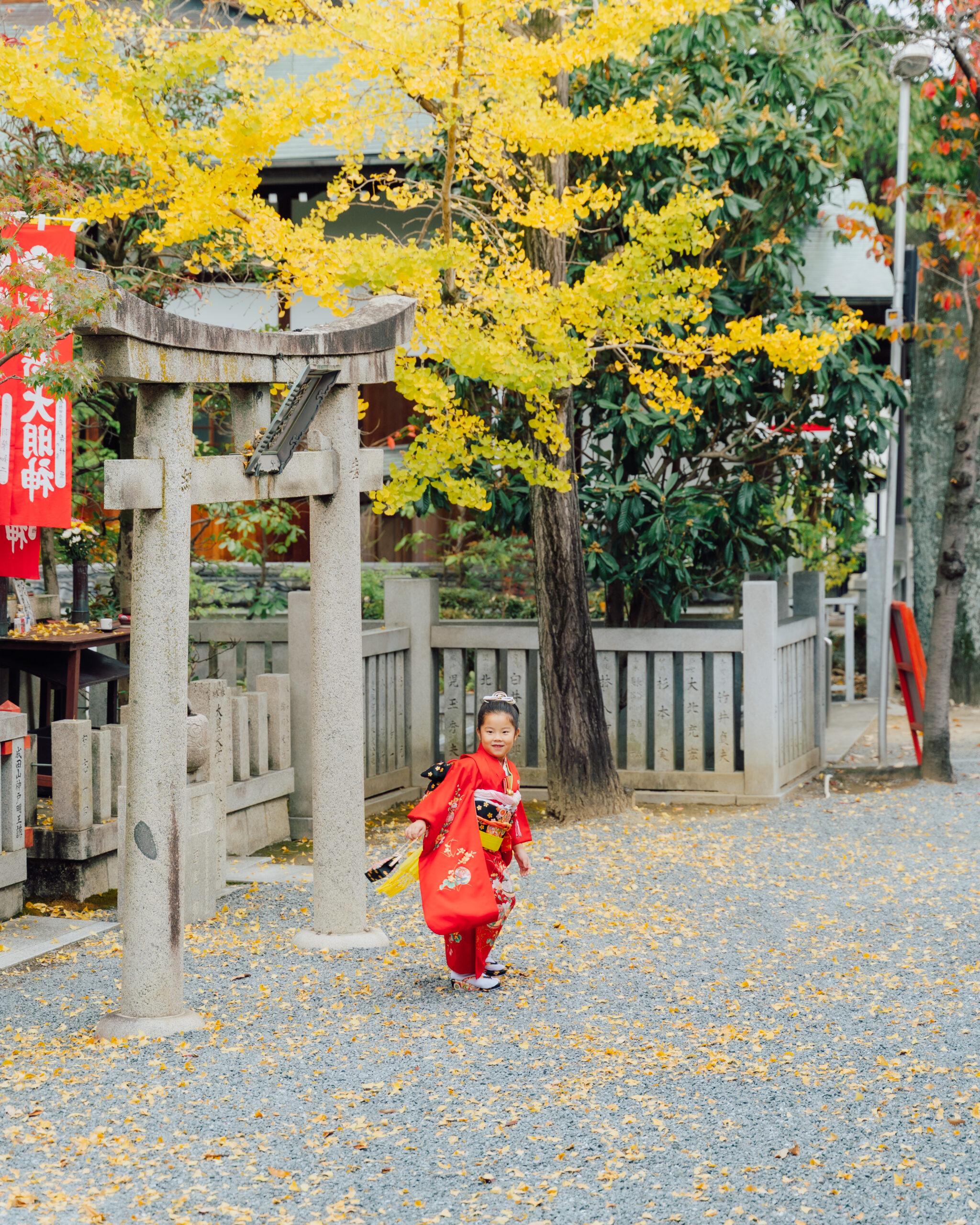 Lantern street, gentle glance in kimono