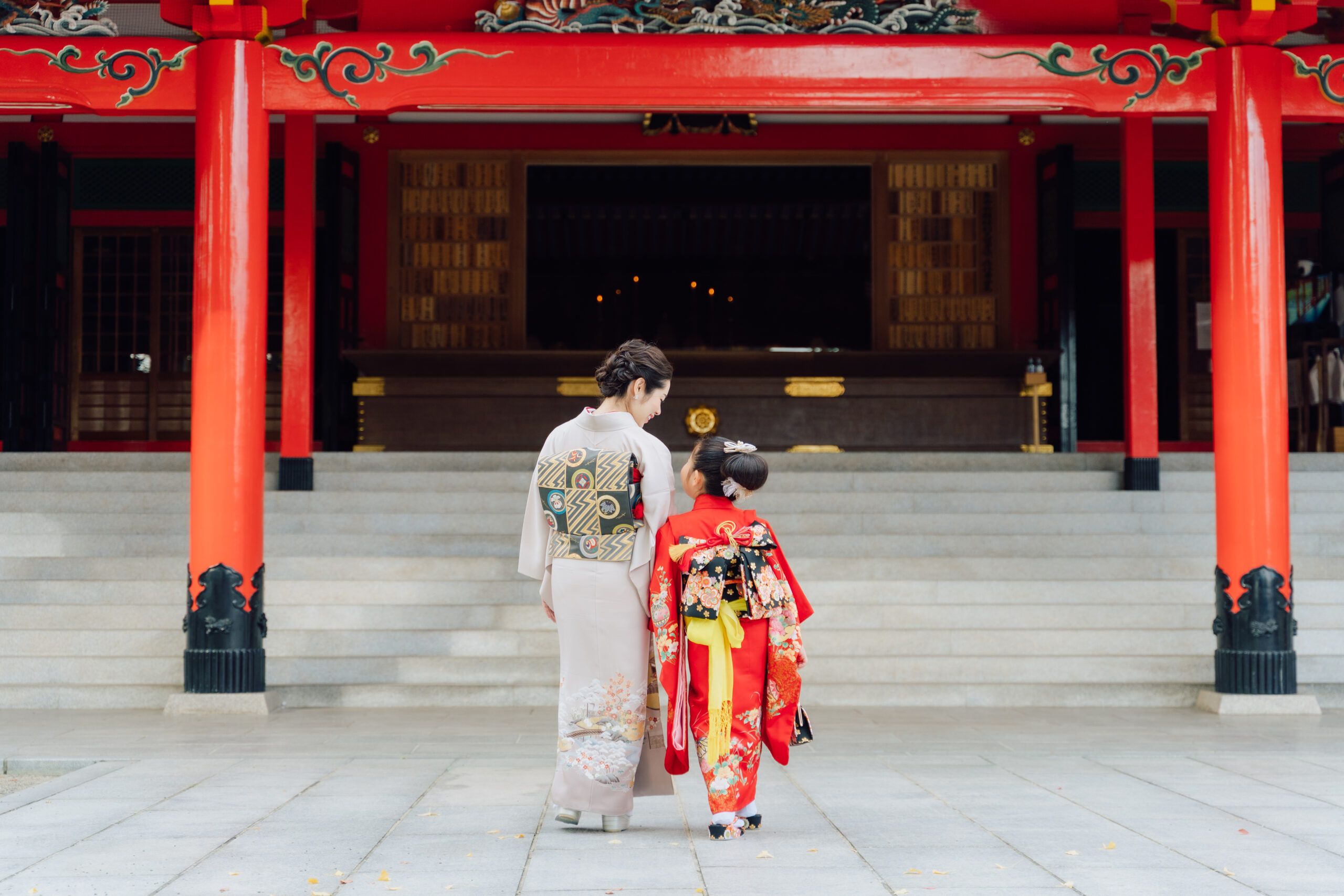 Lantern-lit street for evening kimono portraits